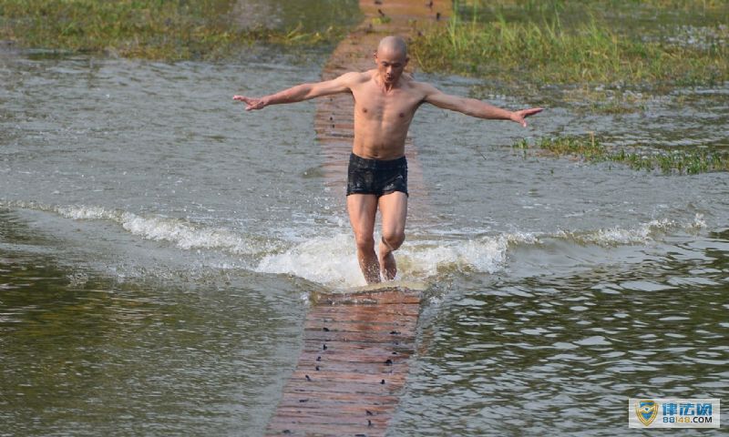 ŮģرȻˮƯPKɮ Ůģˮ˲ ͼ