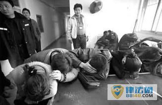 �ع���6��4Ů�����ݳ�ҹ�� �������汻����ץ��