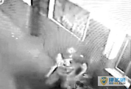 原配救小三:男子掐晕小三,妻子喊工友救人 原配救小三:男子掐晕小三,妻子喊工友救人