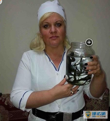 女子让水蛭爬满全身“排毒” 称能减肥提高性欲 女子让水蛭爬满全身“排毒” 称能减肥提高性欲