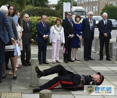 威廉王子访校时70岁官员突然倒地 威廉王子访校时70岁官员突然倒地