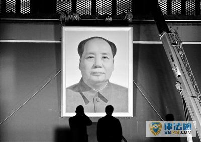 为迎国庆天安门城楼更换毛主席画像 高6米宽4.6米重1.5吨用吊车每年更换一次 为迎国庆天安门城楼更换毛主席画像 高6米宽4.6米重1.5吨用吊车每年更换一次
