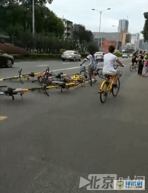 视频|成都一女子将共享单车扔路中间:我不方便就都别方便了! 视频|成都一女子将共享单车扔路中间:我不方便就都别方便了!