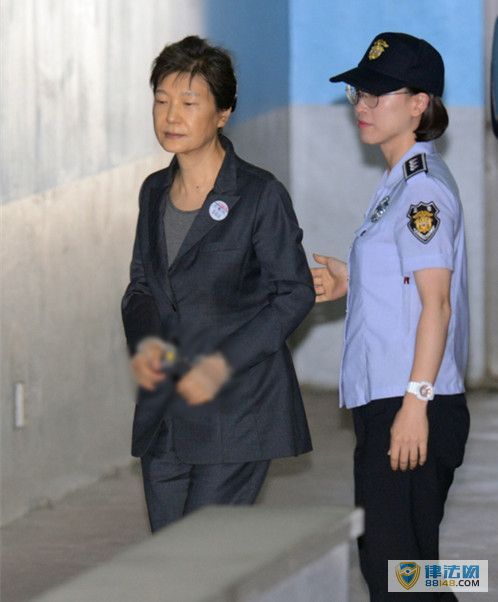 朴槿惠出席第71场公审 朴槿惠被拍伸手掏口袋还跟女狱警说话(图)