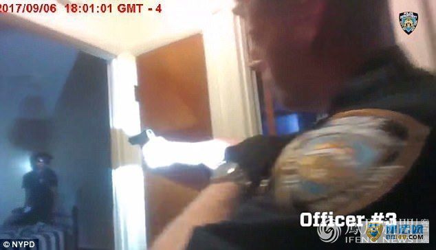 美国纽约一男子在寓所内持玩具枪与警方对峙 用玩具枪激光射向警察 警方开16枪将其击毙（组图）