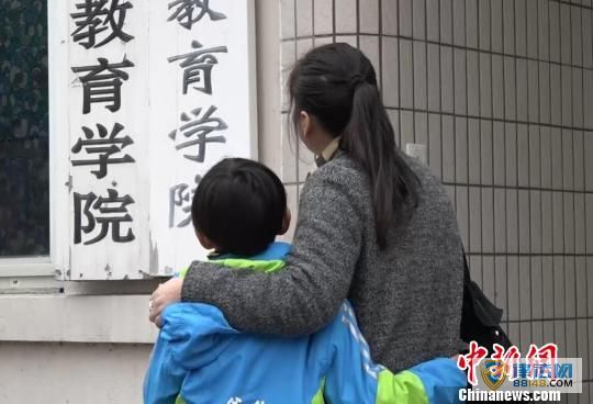 “鹰爸”何烈胜让8岁儿子何宜德备战大学成人自考 4岁时曾在美国裸跑受争议(图) “鹰爸”何烈胜让8岁儿子何宜德备战大学成人自考 4岁时曾在美国裸跑受争议(图)