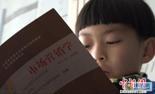 “鹰爸”何烈胜让8岁儿子何宜德备战大学成人自考 4岁时曾在美国裸跑受争议(图) “鹰爸”何烈胜让8岁儿子何宜德备战大学成人自考 4岁时曾在美国裸跑受争议(图)