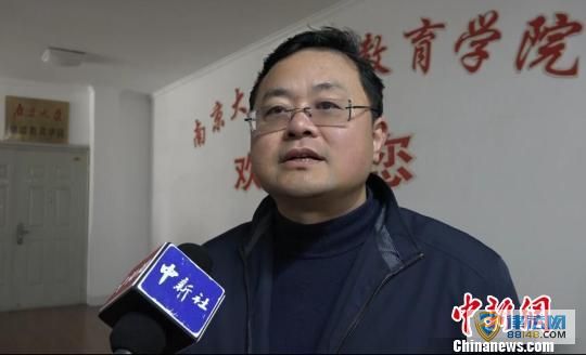 “鹰爸”何烈胜让8岁儿子何宜德备战大学成人自考 4岁时曾在美国裸跑受争议(图) “鹰爸”何烈胜让8岁儿子何宜德备战大学成人自考 4岁时曾在美国裸跑受争议(图)