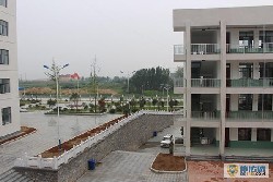河南南阳市南都实验中学2名学生相继白血病去世 家长质疑校舍刚竣工就投入使用 校方：空气合格（图）